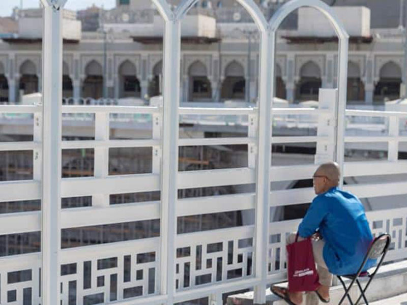 بالصور: شاهد السياج الحديدي الذي يجري تنفيذه بسطح المسجد الحرام